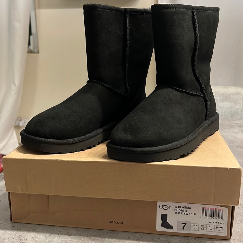 Never worn Black UGG W Classic Short II